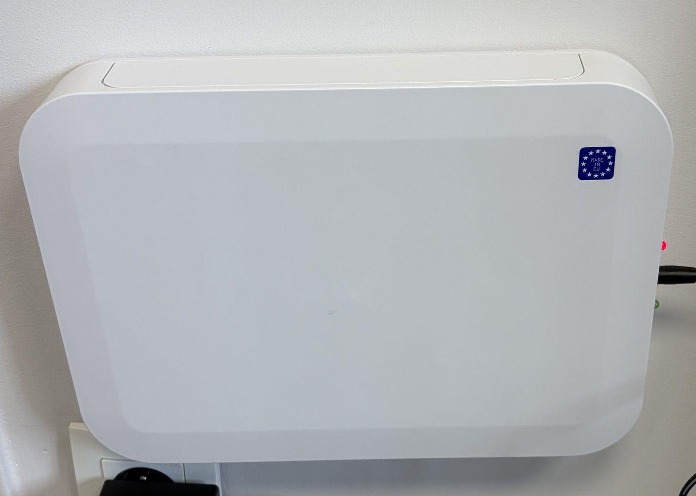 RDbox Pro Connect installed on a wall and connected to a standard socket